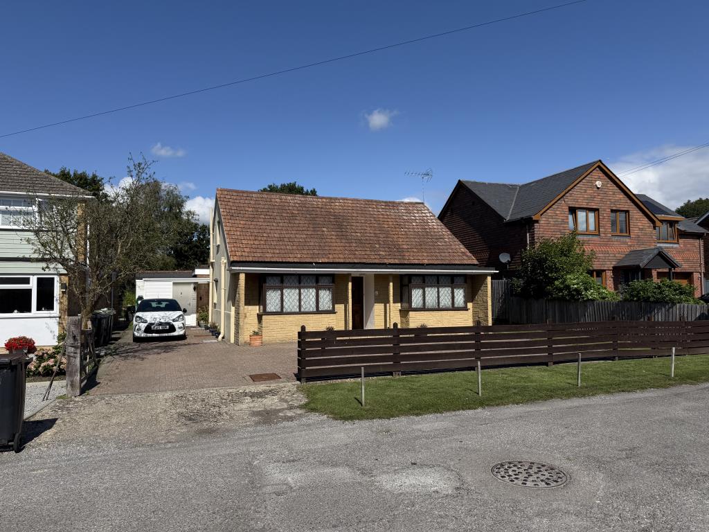 Lot: 109 - FOUR-BEDROOM DETACHED BUNGALOW FOR IMPROVEMENT ON 0.21 ACRES - Detached bungalow with off road parking